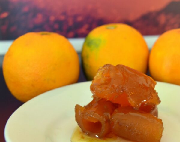 Tüm turunçgillerin kaynağı olan turunç sert bir ekşi tadı ile bilinir. Limondan daha sulu ve daha ekşi olan bu meyveyi Mersin caddelerinde görebilirsiniz ve bu meyveden bir de reçel yapılmaktadır.
Bu bölgede reçeli de yaygın olan Turunçun bu işlem için kabukları kullanılır. (Fotoğraf : Serkan Tultak)